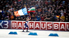 RUTINA. Julia Simonová je z pozice fini�manky na triumfální dojezd francouzské...