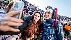 Joná Mareek pózuje fanoukm na spolené fotografie.