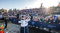 Johannes Bö naposledy ve své karié�e zdraví fanou�ky v Novém M�st�.