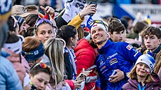 Michal Kr�má� ochotn� pózuje fanou�k�m na spole�né fotografie.