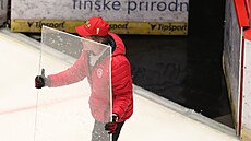 Zápas Litvínova v T�inci musel být hned v úvodu p�eru�en kv�li oprav� plexiskla.