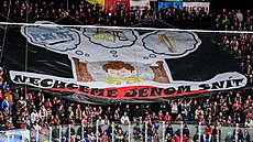 Choreo hradeckých fanoušků při druhém čtvrtfinále proti Mladé Boleslavi.