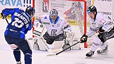 Karlovarský branká� Dominik Frodl se p�ipravuje na s�elu Rihardse Bukartse z...