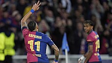 Barcelonský úto�ník Raphinha slaví gól v zápase proti Benfice.