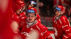 Petr Sikora p�ijímá gratulace od svých t�ineckých spoluhrá�� ke gólu proti...