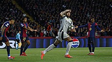 Nicolas Otamendi slaví gól Benfiky, za ním se roz�ilují hrá�i Barcelony.