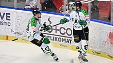 Pavol Skalický (vlevo) p�ijí�dí k Juliu Junttilovi s gratulací ke gólu Mladé...