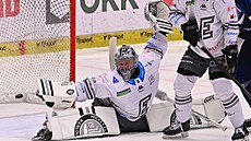 Karlovarský branká� Dominik Frodl se marn� natahuje po puku, který proti n�mu...