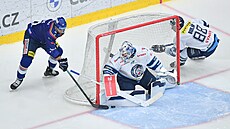 TUDY TO NEP�JDE. Brant Harris z �eských Bud�jovic se sna�í do�uknout puk do...