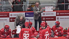 Trenér Zdenk Moták instruuje tinecké hráe na stídace.