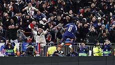 Ousmane Dembele slaví s fanou�ky PSG gól proti Liverpoolu.