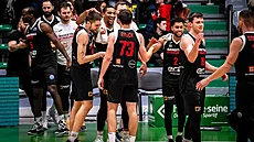 Nymbur�tí hrá�i slaví výhru v Nanterre.