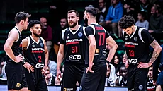 Nymbur�tí hrá�i se radí b�hem utkání v Nanterre.
