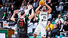 Nymburský Vojt�ch Hruban brání ve st�ele Williamu Howardovi z Nanterre.