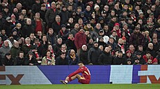 Liverpoolský obránce Trent Alexander-Arnold vydýchával zranní na trávníku, ne...