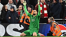 Hrdina PSG branká� Gianluigi Donnarumma, který zvládl klí�ové penalty v záv�ru...