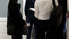 Obalovaný Petr M. (v bílé koili) u Mstského soudu v Praze (leden 2024)