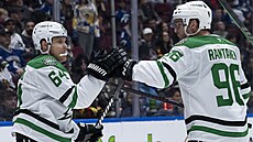 Mikael Granlund a Mikko Rantanen slaví gól proti Vancouveru.