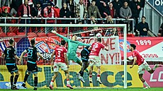 Plzeský branká Martin Jedlika v akci proti Pardubicím.