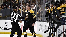 Rozpumpovaný Nikita Zadorov po bitce se Samem Bennettem.