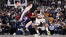 James Harden v akci proti Sacramentu.
