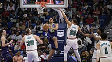 Trey Murphy III se tla�í do zakon�ení v utkání s Memphisem.