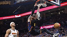 Isaiah Hartenstein z Oklahomy zav�uje v utkání s Denverem.