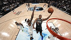 De�Aaron Fox st�ílí v utkání s Minnesotou.