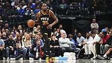Kevin Durant z Phoenixu postupuje s míem bhem utkání proti Dallasu.