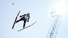 Marius Lindvik v akci na svtovém ampionátu ve skocích na lyích.