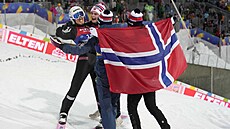 Norská radost po triumfu v závod smíených tým na mistrovství svta.