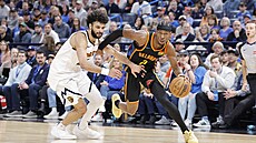 Shai Gilgeous-Alexander se sna�í protáhnout kolem Jamala Murrayho.