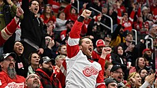 Fanou�ci Detroitu se radují z gólu Vladimira Tarasenka proti Buffalu.