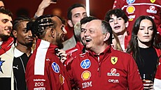 Lewis Hamilton v rozhovoru s Frédéricem Vasseurem, éfem stáje Ferrari.