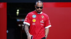 Lewis Hamilton v areálu na okruhu v australském Albert Parku.