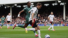 Timothy Castagne z Fulhamu se sna�í odcentrovat p�es bránícího Mathyse Tela.