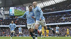Erling Haaland se raduje z promnné penalty proti Brightonu, spolu s ním slaví...