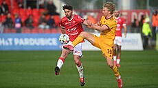 Marcel �ermák (ve �lutém) v souboji o balon s Kamilem Vackem z Pardubic.
