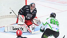 Boleslavský útočník Steve Moses překonává Stanislava Škorvánka.