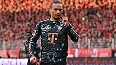 Oslava Leroye Saného z Bayernu Mnichov po gólu proti Unionu Berlín.