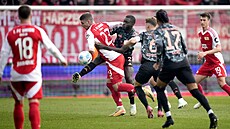 Dayot Upamecano se dere k balonu p�es Andreje Ili�e.