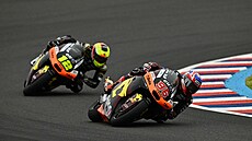 Filip Sala (íslo 12) a Jake Dixon bhem tréninku ped Velkou cenou Argentiny.