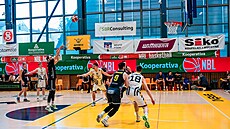 Miroslav Kvapil stílí trestný hod v utkání s Pískem.