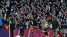 Alexander Isak se raduje z gólu ve finále Ligového poháru proti Liverpoolu.