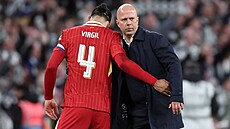 Arne Slot ut�uje po prohraném finále Ligového poháru Virgila van DIjka.