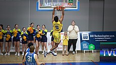 Odinakachim Oguama zav�uje b�hem utkání s Olomouckem.