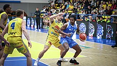 John Wright si hledá prostor mezi ústeckými obránci.