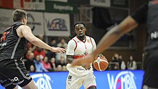 Pardubický basketbalista Maliek White v akci proti Slavii.