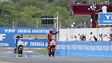 Vít�zný Marc Márquez projí�dí cílem Velké ceny Argentiny.