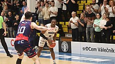 Dínský basketbalista Jordan Ogundiran vykukuje zpoza bránícího Jonáe Musila.